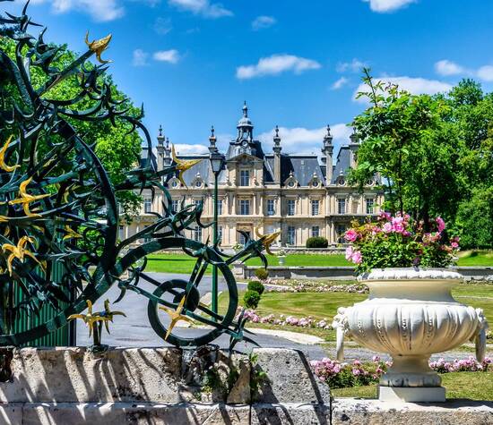 Idéalement situé aux portes de Paris, le Château de Saint-Martin-du- Tertre est exclusivement dédié aux mariages et événements privés.