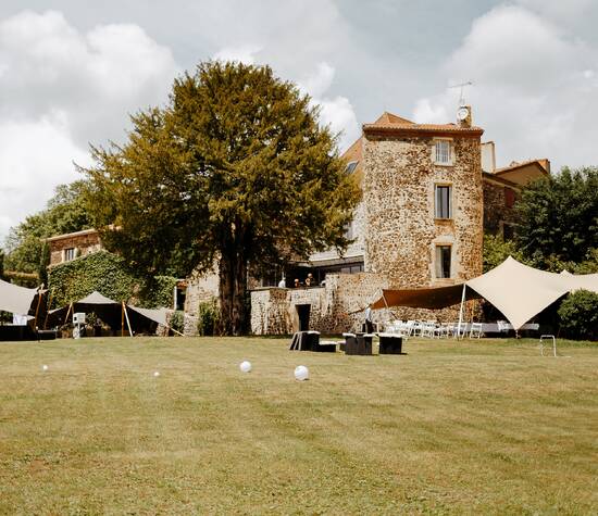  Le château de Bois Rigaud dans le Puy-de-Dôme peut être entièrement privatisé le temps d'un week-end pour votre mariage. Le château dispose de 2 salles de réception, d'un  parc de 4000m², d'une grande capacité d'hébergement et de nombreux équipements. Crédits Photo: Fanny Ingold