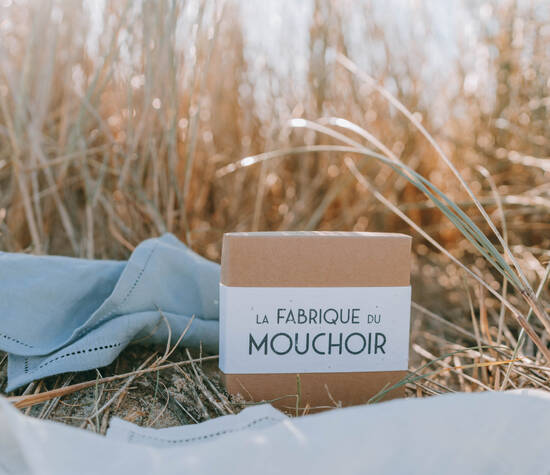 Le coffret de La Fabrique du Mouchoir : coffret en kraft recyclé et bandeau en papier ensemencé, le tout fabriqué en France bien sûr !