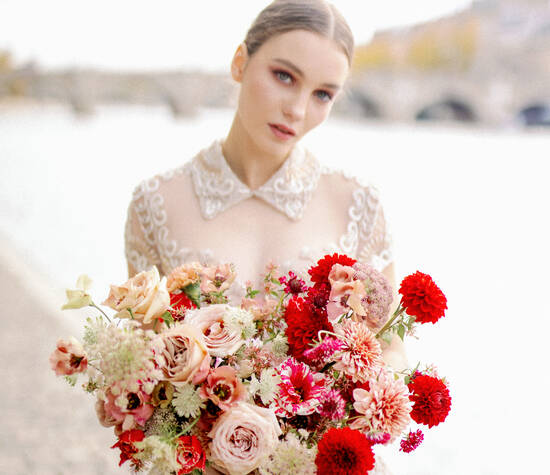 Bouquet de mariée romantique fine art Photo : Claire Eyos
