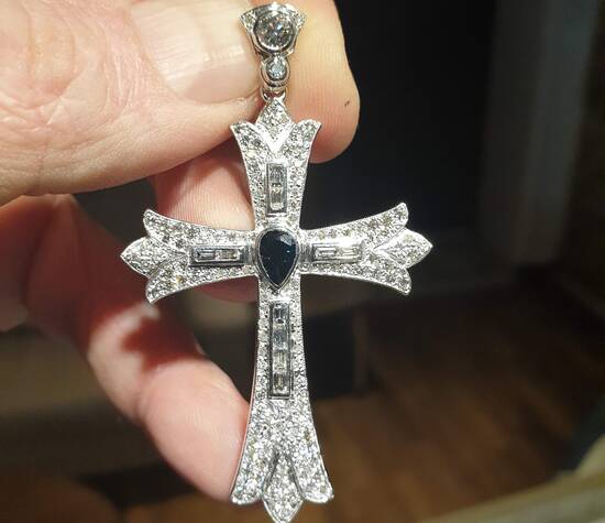 Croix avec un saphirs couleur poivre et des diamants 