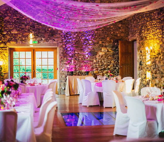 Château de Venon - salle de réception en pierres authentiques avec éclairage décoratif de notre DJ 