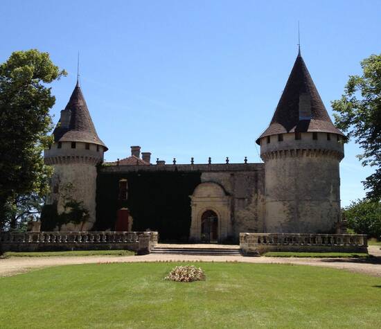 Chateau de Mouchac & la Grande Cour