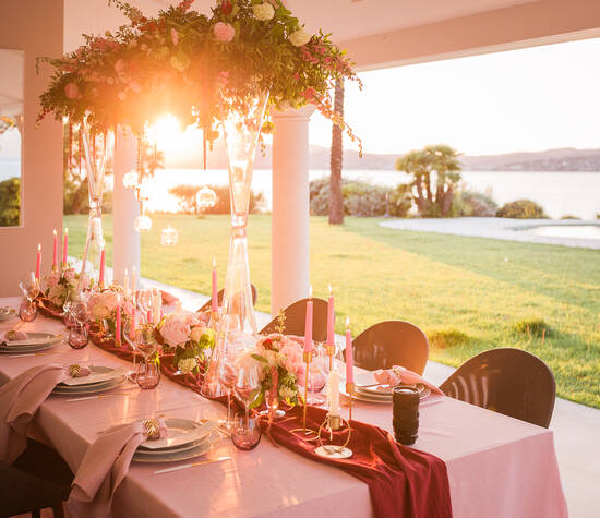 Coucher de soleil sur cette table dressée pour un mariage intimiste dans les parcs de St Tropez