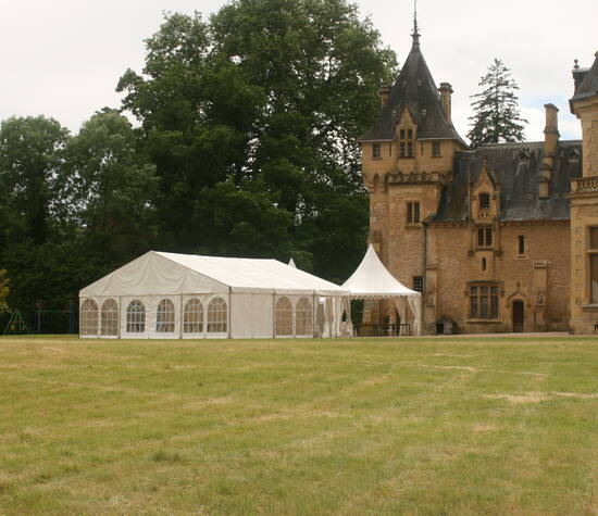 ©ChâteaudePrye Tente dans la cour du château.