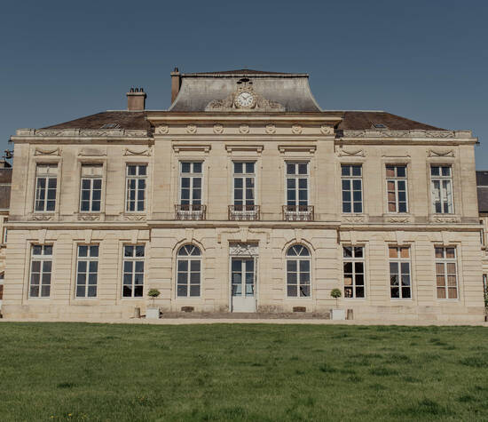 Château d'Arcelot - Cour d'honneur (Photo Ilkeys) 