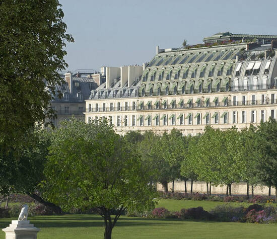 La façade de l'hôtel Meurice, vue du jardin des Tuileries 