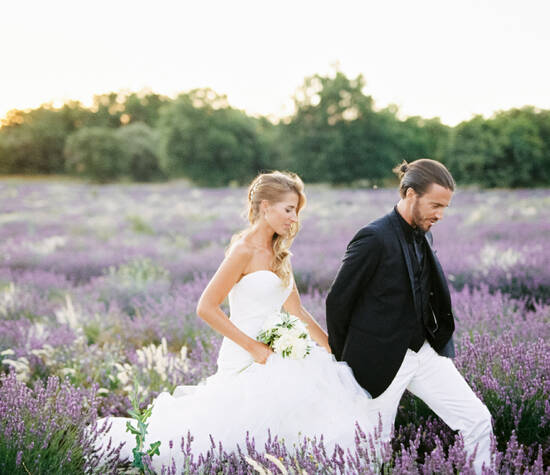 Session de couple dans les champs de lavande, mariage en Provence 
Crédit photo : Bubble rock