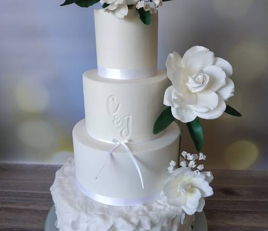 White wedding cake - Gardenia