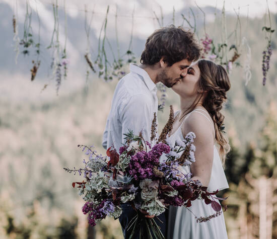 ©OrigamiFilms et ©SidonieVidal elopement d'Audrey et Erwan à la montagne fleurs par @natipi_floral