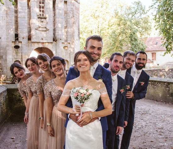 Jeunes mariés et leurs témoins au Château de Bannegon