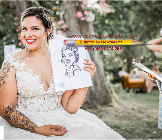 La mariée tient sa propre caricature