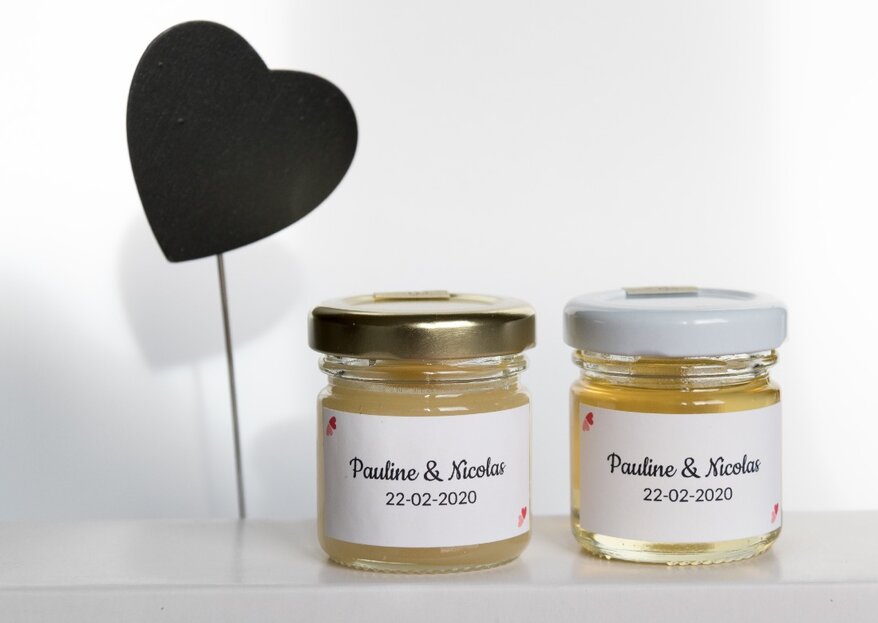 Des cadeaux d'invités éthiques et gourmands,  laissez-vous charmer par ces petits pots de miel personnalisables