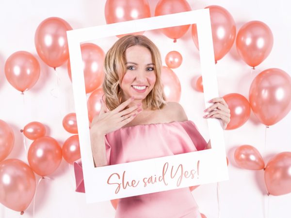 Accessoire EVJF Cadre à selfie blanc avec lettrage or rose : "Elle a dit oui !"