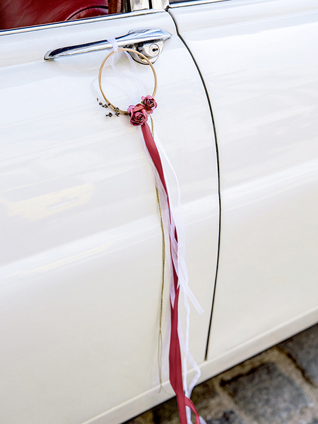 Décoration de Voiture Kit voiture de mariée et marié en rotin rouge profond : 2 anneaux, ruban, bouquets et décorations de porte