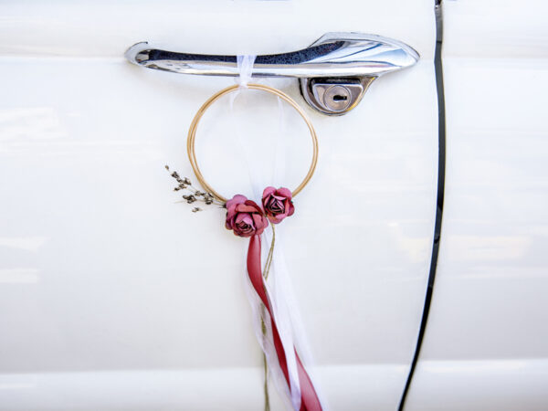 Décoration de Voiture Kit voiture de mariée et marié en rotin rouge profond : 2 anneaux, ruban, bouquets et décorations de porte