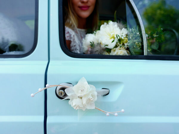 Décoration de Voiture Bouquets avec une rose en tissu, du tulle et une plume de couleur crème pour la voiture de la mariée et du marié : 4 pcs.