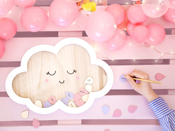 Deco Baby Shower Livre d'or en bois avec nuages et gouttes pour bébés : blanc, bois et tons pastel