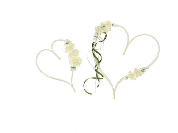 Décoration de Voiture Cœurs en rotin avec bouquets de fleurs crème et ruban vert pour décorations de mariage