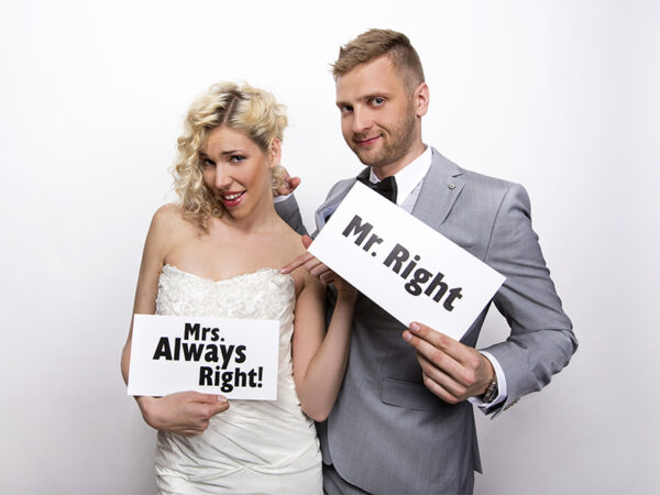 Accessoire Photobooth Mariage Panneaux de mariage blancs avec lettres noires : "M. Right" et "Mme Toujours Right !"