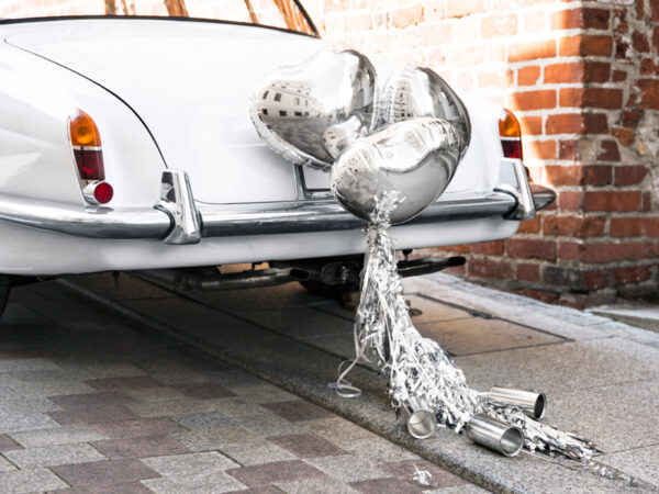 Décoration de Voiture Kit voiture de mariée argenté : ballons de mariage en feuille en forme de cœur, guirlande et boîtes de conserve