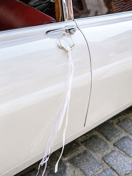 Décoration de Voiture Kit voiture mariée et marié en rotin blanc : 2 anneaux, ruban et bouquets et décorations de porte