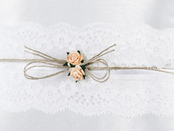 Décoration Mariage Coussin d'anneau en satin blanc : ruban de dentelle et de raphia avec des roses roses
