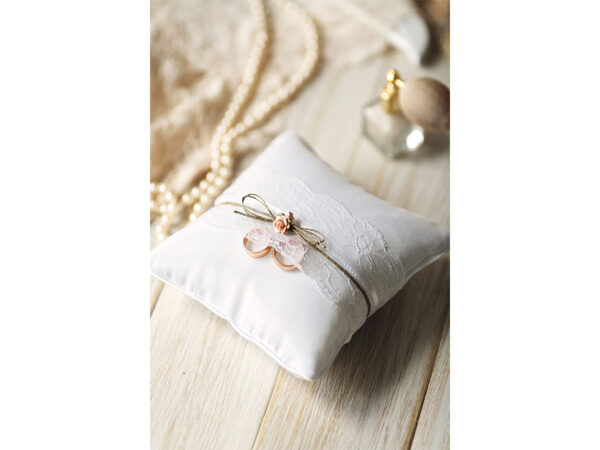 Décoration Mariage Coussin d'anneau en satin blanc : ruban de dentelle et de raphia avec des roses roses