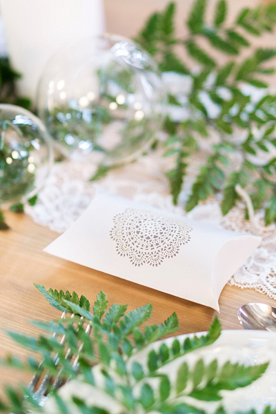 Cadeau Invité Mariage Boîte en carton rectangulaire blanche avec rosette ornementale grise : 10 pcs.