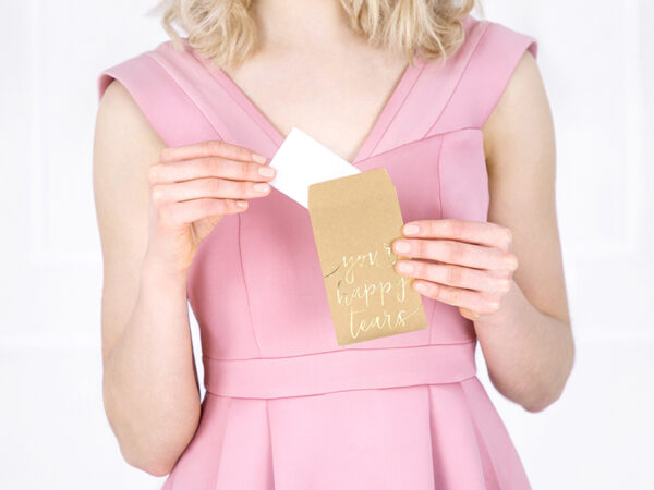 Compléments pour la Mariée Mouchoirs jetables dans une enveloppe en papier kraft avec inscription en lettres dorées "Your Happy Tear" : 10 pièces.