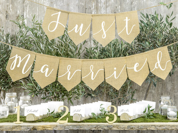 Décoration Mariage Fanions de mariage en raphia marron avec lettres blanches : "Just Married".