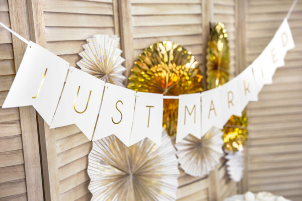 Décoration Mariage Fanions de mariage blancs avec lettrage doré : "Just Married".