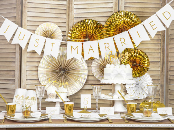 Décoration Mariage Fanions de mariage blancs avec lettrage doré : "Just Married".