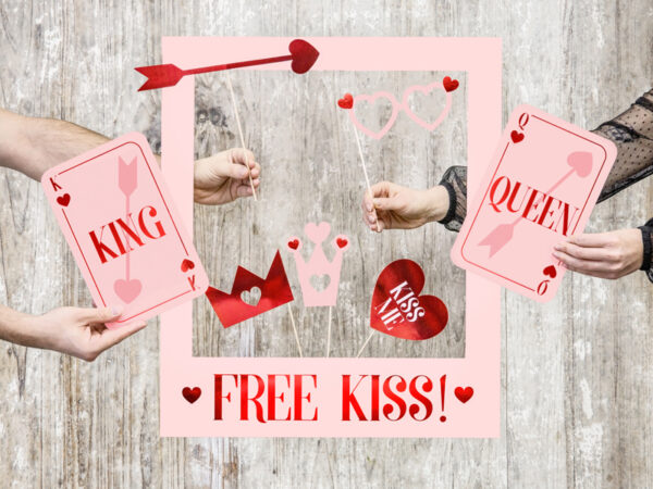 Accessoire EVJF Cadre à selfie rose avec lettres rouges métallisées : "Free Kiss !"