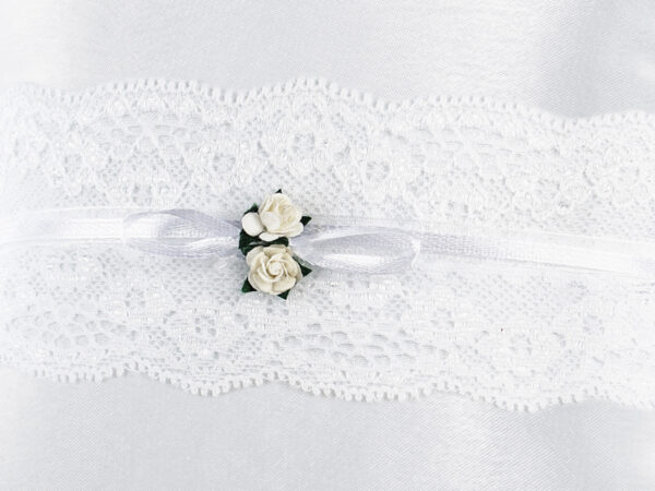 Décoration Mariage Coussin d'anneau en satin blanc : ruban de dentelle et roses blanches