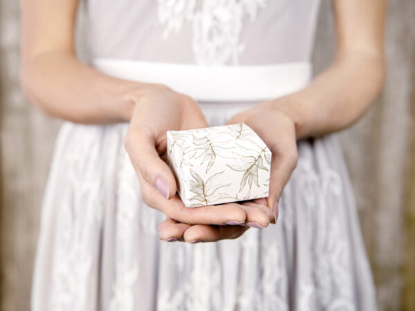 Cadeau Invité Mariage Boîte en carton carrée de couleur blanche avec des feuilles dorées : 10 Pcs.