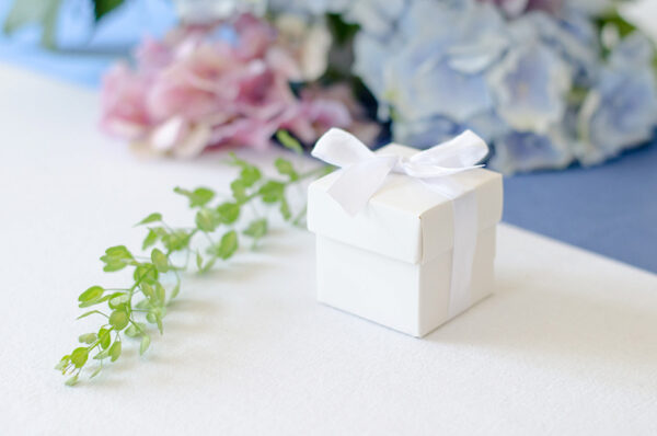 Cadeau Invité Mariage Boîte carrée en carton blanc avec couvercle : 10 pièces.