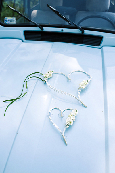Décoration Mariage Cœurs en rotin avec bouquets de fleurs crème et ruban vert pour décorations de mariage