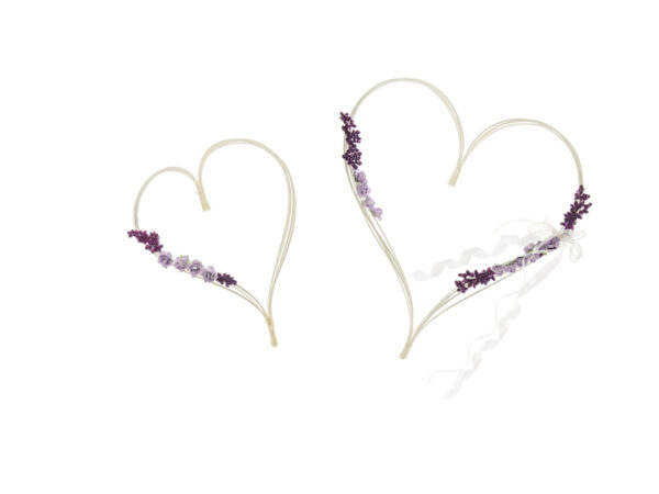 Décoration Mariage Cœurs en rotin avec bouquets de fleurs violettes pour décoration de mariage