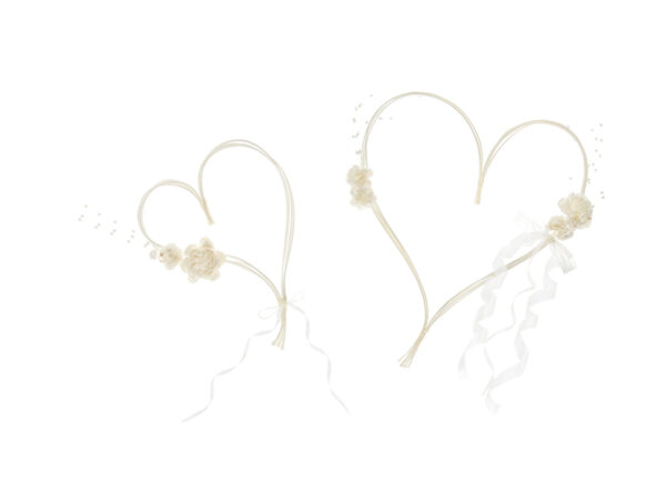 Décoration Mariage Cœurs en rotin avec bouquets de fleurs crème pour décorations de mariage