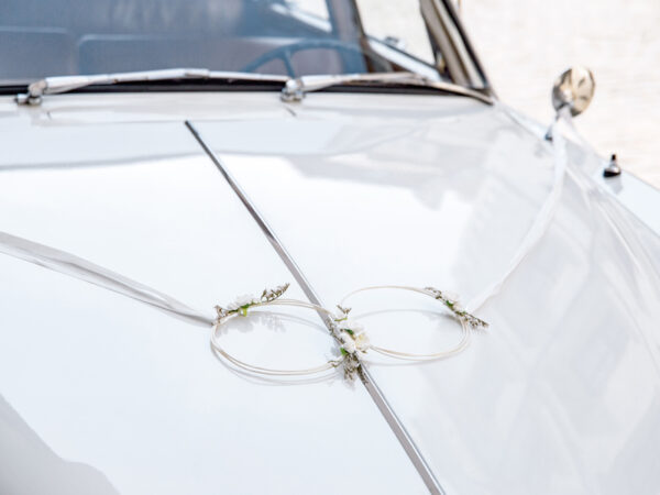 Décoration Mariage Kit de voiture des mariés en rotin blanc : 2 anneaux, ruban, bouquets et ornements de porte