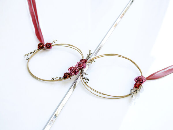 Décoration Mariage Kit de voiture de mariée et de marié en rotin rouge profond : 2 anneaux, ruban, bouquets et décorations de porte